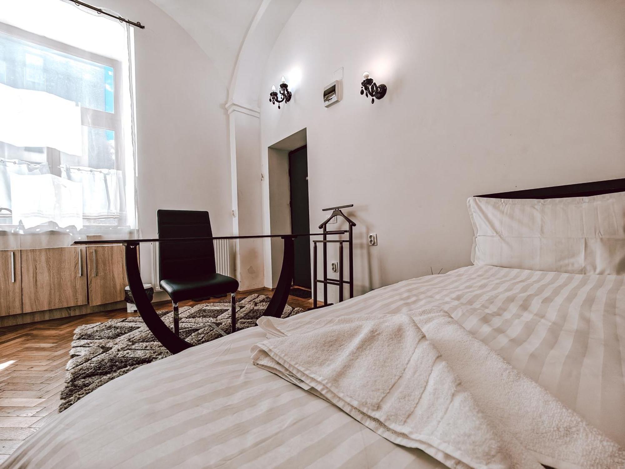 Berindei Studio - City Center - Private Parking Kolozsvár Kültér fotó